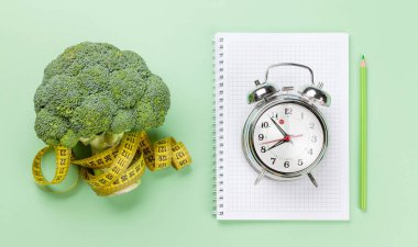 Sağlıklı yemek ve kilo kaybı konsepti. Diyet ve zindelik. Üst görünüm düzlüğü