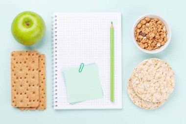 Sağlıklı yemek ve kilo kaybı konsepti. Zindelik veya diyet planınız için üst görünüm düz dizüstü bilgisayarı ile yatın