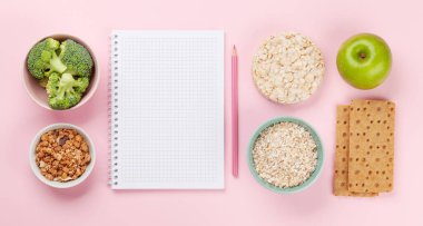 Sağlıklı yemek ve kilo kaybı konsepti. Zindelik veya diyet planınız için üst görünüm düz dizüstü bilgisayarı ile yatın