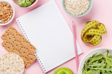 Sağlıklı yemek ve kilo kaybı konsepti. Diyet ve zindelik. Üst görünüm düzlüğü kopyalama alanı ile yatıyordu