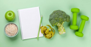 Sağlıklı yemek ve kilo kaybı konsepti. Diyet ve zindelik. Üst görünüm düzlüğü kopyalama alanı ile yatıyordu