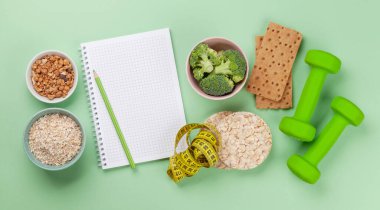 Sağlıklı yemek ve kilo kaybı konsepti. Diyet ve zindelik. Üst görünüm düzlüğü kopyalama alanı ile yatıyordu