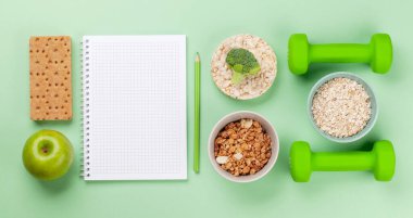 Sağlıklı yemek ve kilo kaybı konsepti. Zindelik veya diyet planınız için üst görünüm düz dizüstü bilgisayarı ile yatın