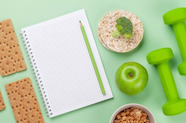 Sağlıklı yemek ve kilo kaybı konsepti. Zindelik veya diyet planınız için üst görünüm düz dizüstü bilgisayarı ile yatın