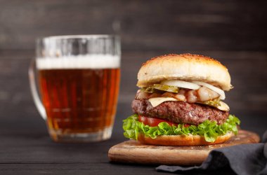 Büyük etli, peynirli, domatesli, pastırmalı, marullu ve lager biralı ev yapımı lezzetli burger.