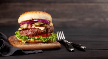Büyük etli, peynirli, domatesli, pastırmalı ve marullu ev yapımı lezzetli hamburger. Kopyalama alanı ile