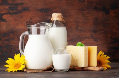 Çeşitli süt ürünleri. Süt ve peynir. Kopya alanı ile ahşap arkaplan önünde