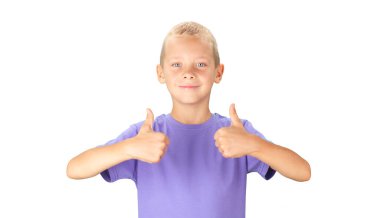 Baş parmağını kaldıran komik çocuk. Beyaz arkaplanda izole