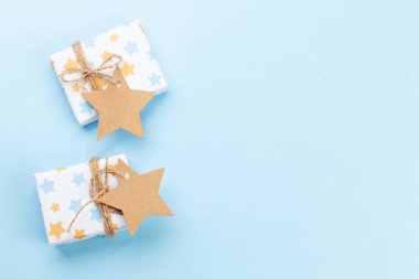 Noel hediyesi kutuları mavi arka planda ve selamlarınız için yer var. Üst görünüm düzlüğü