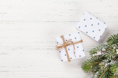 Noel hediyesi kutuları ahşap arka planda ve selamlarınız için yer var. Üst görünüm düzlüğü