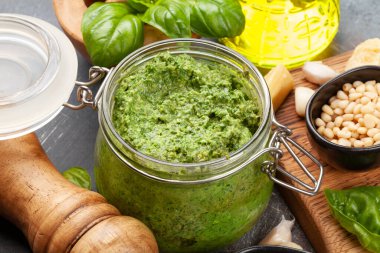 Fesleğen yaprağı, çam fıstığı, parmesan ve sarımsaklı ev yapımı pesto sosu.