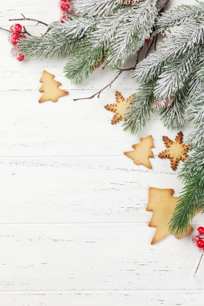 Weihnachtsgrußkarte Mit Tannenbaum Und Lebkuchen Auf Holzgrund Wohnung Von Oben — Stockfoto