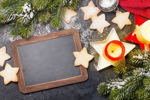 Kerstkaart Met Dennenboom Peperkoek Koekjes Kaarsen Stenen Achtergrond Bovenaanzicht Plat — Stockfoto