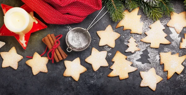 Tarjeta Felicitación Navideña Con Abeto Galletas Jengibre Velas Sobre Fondo —  Fotos de Stock