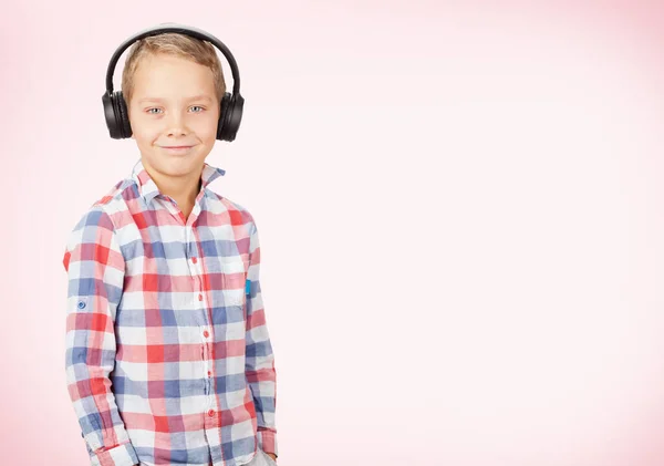 Niño Escuchando Música Con Auriculares Sobre Fondo Rosa Con Espacio — Foto de Stock