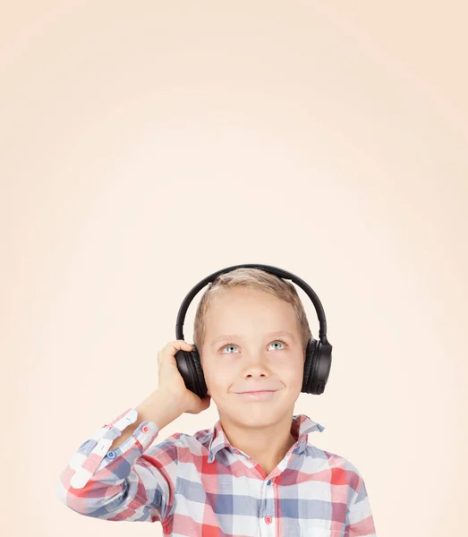 Niño Escuchando Música Con Auriculares Sobre Fondo Color Con Espacio — Foto de Stock