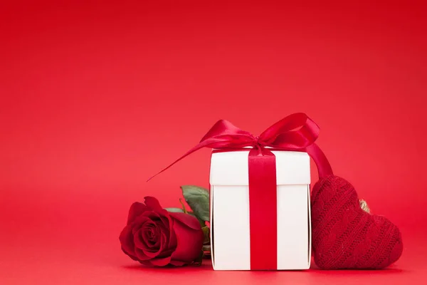 Carte Voeux Saint Valentin Avec Fleur Rose Boîte Cadeau Devant — Photo