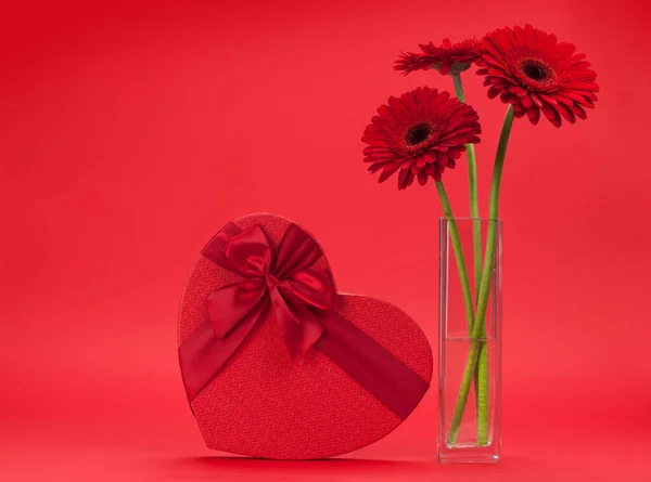 Tarjeta Felicitación Del Día San Valentín Con Ramo Flores Gerberas —  Fotos de Stock