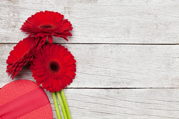 Alla Hjärtans Dag Gratulationskort Med Gerbera Blommor Och Presentask Trä — Stockfoto