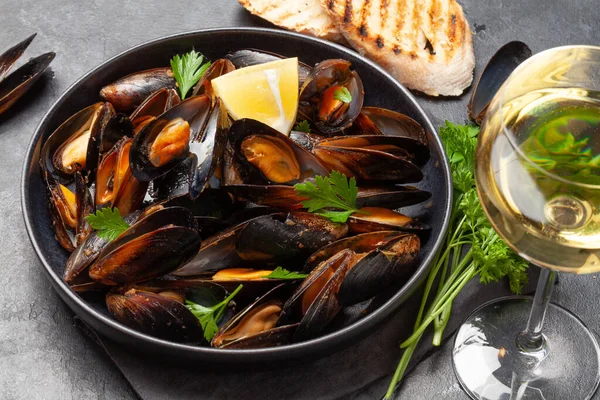 Mejillones Tradicionales Marisco Con Tostadas Baguette Vino Blanco — Foto de Stock