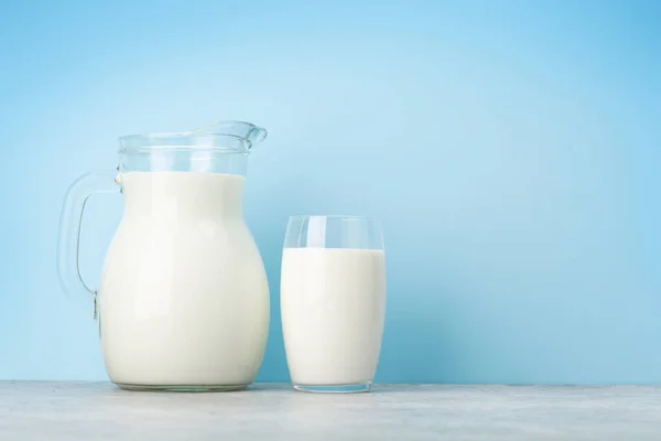 Leche Vaso Jarra Delante Fondo Azul Con Espacio Para Copiar —  Fotos de Stock