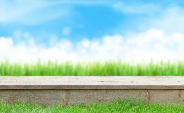 屋外の庭の芝生のボケと日当たりの良い空で空の木製のテーブル 製品を表示するためのテンプレートの背景 — ストック写真