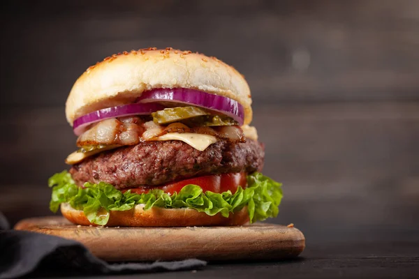 Hamburguesa Casera Sabrosa Con Carne Grande Queso Tomate Tocino Lechuga — Foto de Stock