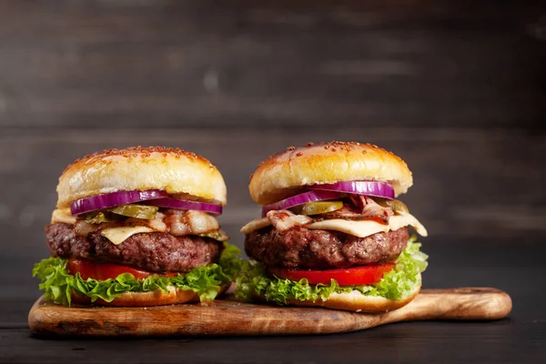 Hambúrgueres Caseiros Saborosos Com Carne Grande Queijo Tomate Bacon Alface — Fotografia de Stock