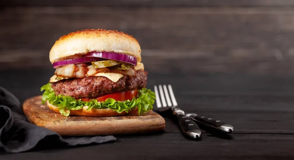 Zelfgemaakte Lekkere Hamburger Met Groot Rundvlees Kaas Tomaat Spek Sla — Stockfoto