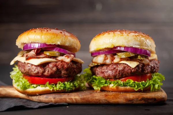 Domowe Smaczne Hamburgery Dużą Wołowiną Serem Pomidorem Bekonem Sałatą — Zdjęcie stockowe