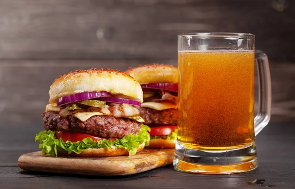 两个自制的汉堡包 有大牛肉 西红柿 生菜和美味的啤酒杯 — 图库照片