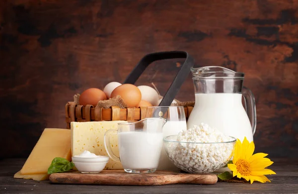 Varios Productos Lácteos Leche Queso Cottage Crema Agria Huevos Delante — Foto de Stock