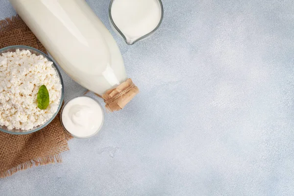 様々な乳製品 ミルク チーズ コテージ サワークリーム コピースペース付きのトップビューフラットレイ — ストック写真