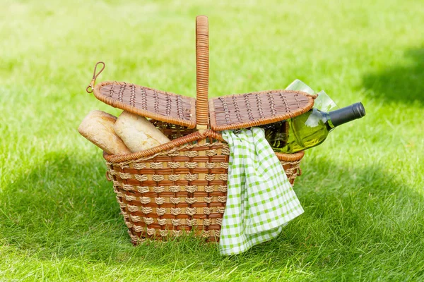 Panier Pique Nique Avec Vin Baguette Sur Gazon Ensoleillé Jardin — Photo