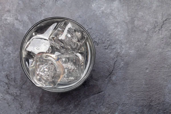 Vaso Agua Con Cubitos Hielo Sobre Una Mesa Piedra Vista — Foto de Stock