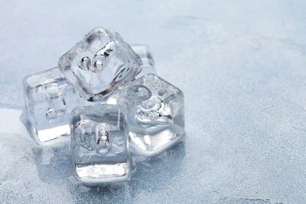 氷のキューブと水は石の背景に落ちる コピースペース付き — ストック写真