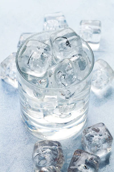 石のテーブルの上に氷のキューブと水のガラス — ストック写真