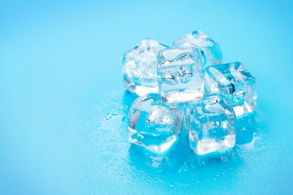 Eiswürfel Und Wassertropfen Auf Blauem Hintergrund Mit Kopierraum — Stockfoto