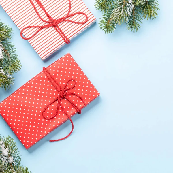 圣诞礼品盒和参天大树覆盖在蓝色的背景上 为您的问候留出空间 顶视图平铺 — 图库照片