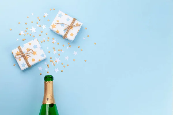 Champagne Flaska Och Julklappslådor Med Plats För Dina Julhälsningar Ovanifrån — Stockfoto