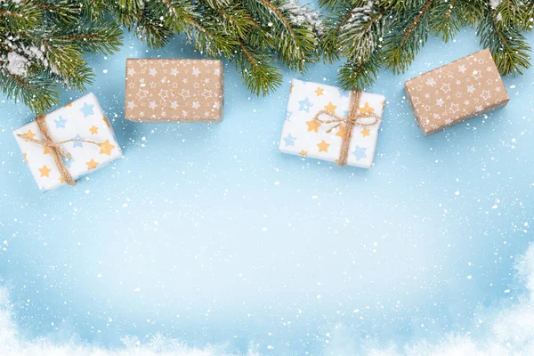 Scatole Regalo Natale Abete Sfondo Blu Con Spazio Vostri Saluti — Foto Stock