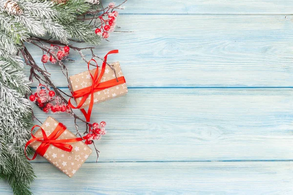 Noel Hediye Kutuları Köknar Ağacı Mavi Ahşap Arka Planda Selamlarınız — Stok fotoğraf