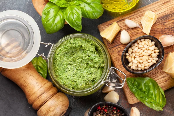 Molho Pesto Caseiro Com Folhas Manjericão Pinhões Parmesão Alho Vista — Fotografia de Stock