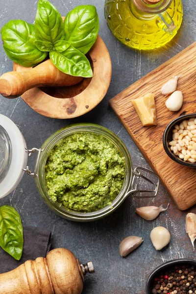 Molho Pesto Caseiro Com Folhas Manjericão Pinhões Parmesão Alho Vista — Fotografia de Stock