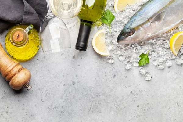Rohfischkochen Meeresfrüchte Zutaten Für Das Abendessen Und Weißwein Auf Einem — Stockfoto