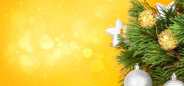 크리스마스 장식가 전나무와 당신의 Xmas 인사말에 — 스톡 사진