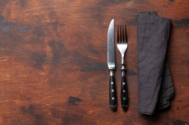 Çatal ve bıçaklı tahta masa. Üst görünüm düzlüğü kopyalama alanı ile yatıyordu