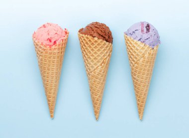 Meyveli, vanilyalı ve çikolatalı dondurma. Üst görünüm düzlüğü