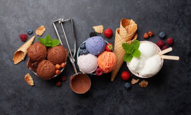 Meyveli, vanilyalı ve çikolatalı dondurma. Üst görünüm düzlüğü