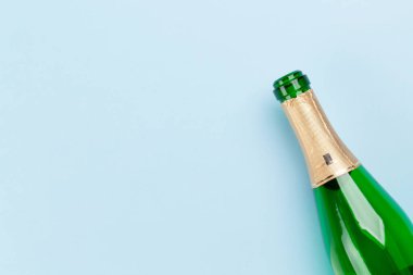 Selamlarınız için şampanya şişesi ve yer. Üst görünüm düzlüğü kopyalama alanı ile yatıyordu